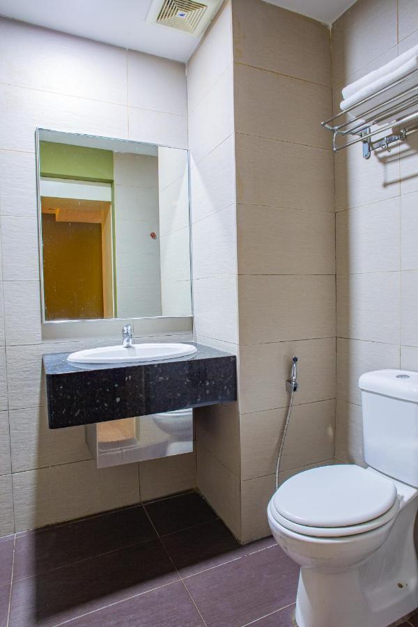 Hotel 101 Permas Jaya Джохор-Бару Экстерьер фото