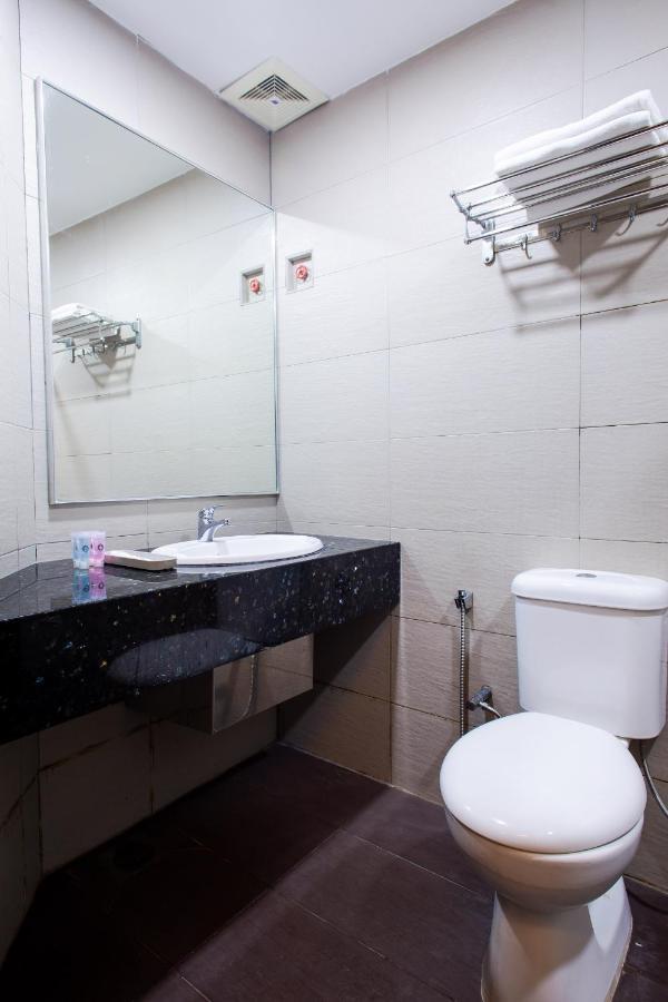 Hotel 101 Permas Jaya Джохор-Бару Экстерьер фото